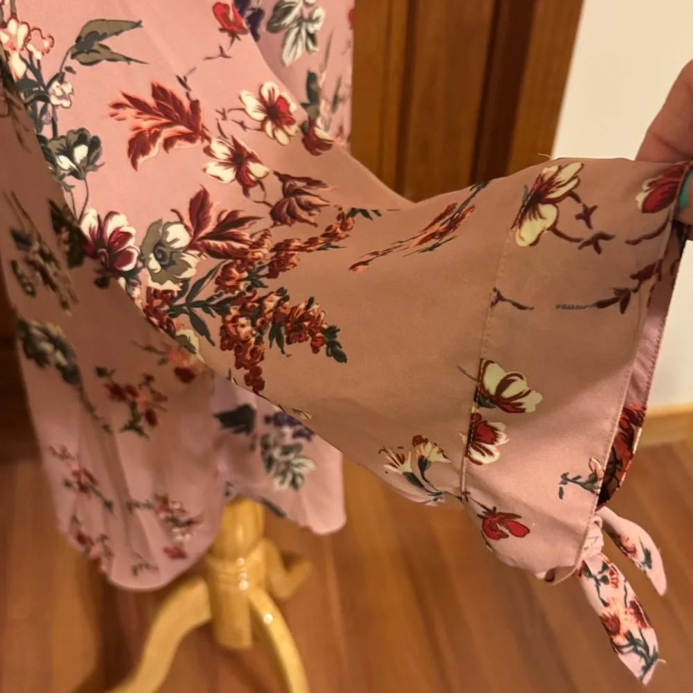 Zac & Rachel Women’s 3X coral pink with flowers blouse. EUC ties at the wrists. - Picture 2 of 6